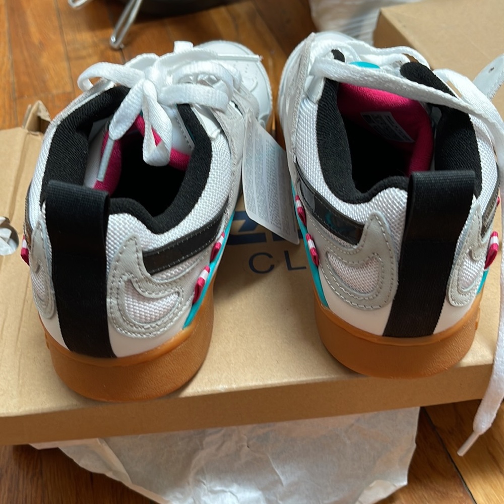 Ladies Reebok Sneaker - Picture 3 of 4